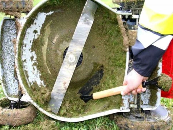Spachtel für die Reinigung des Unterbodens von Rasentraktoren und Rasenmähern